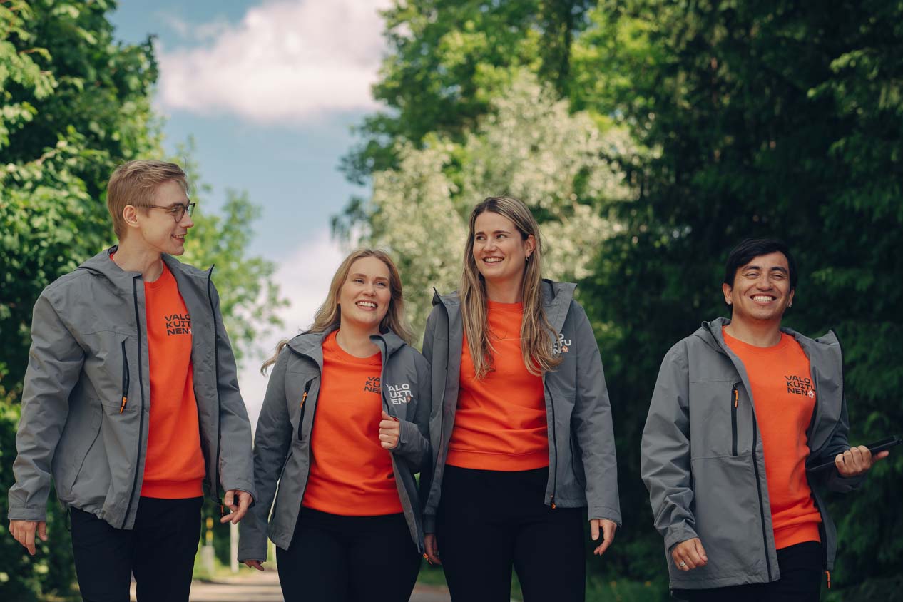 Myyjät kävelevät kentällä