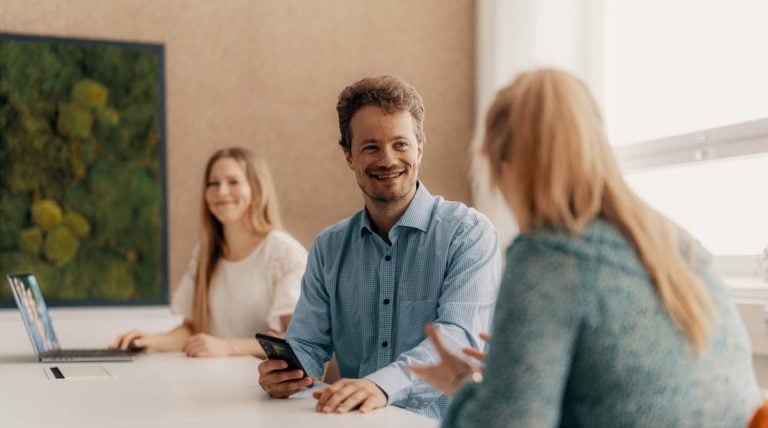 työntekijät palaverissa