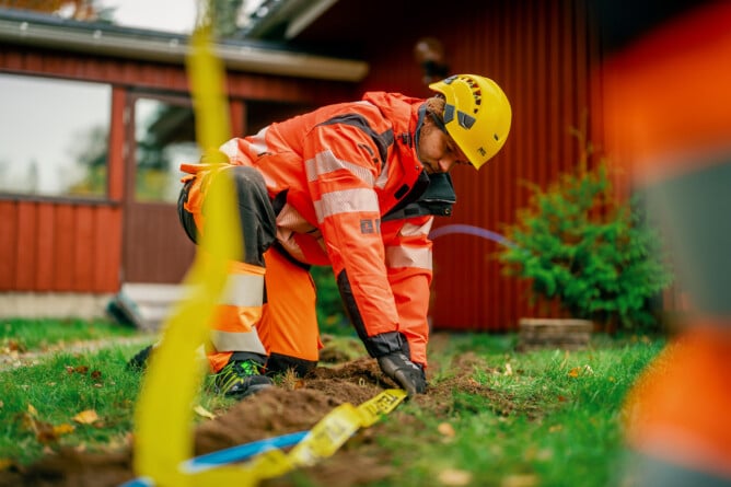 Asentaja asentaa valokuitua