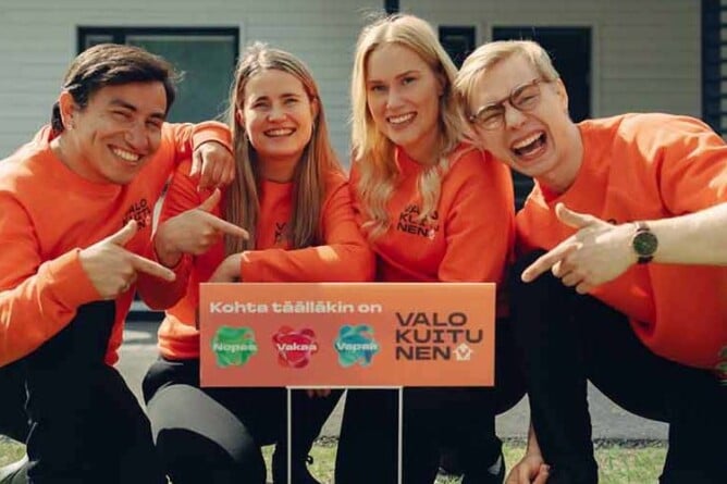 myyjät talon edessä