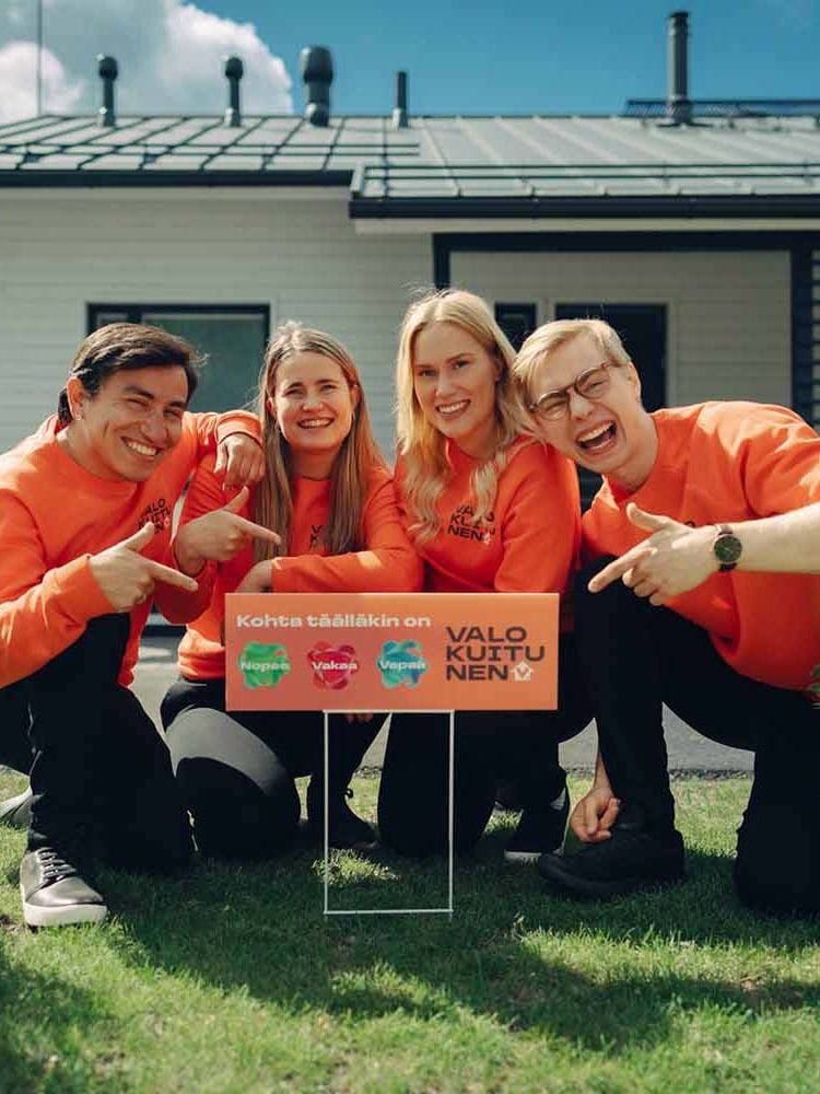 myyjät talon edessä